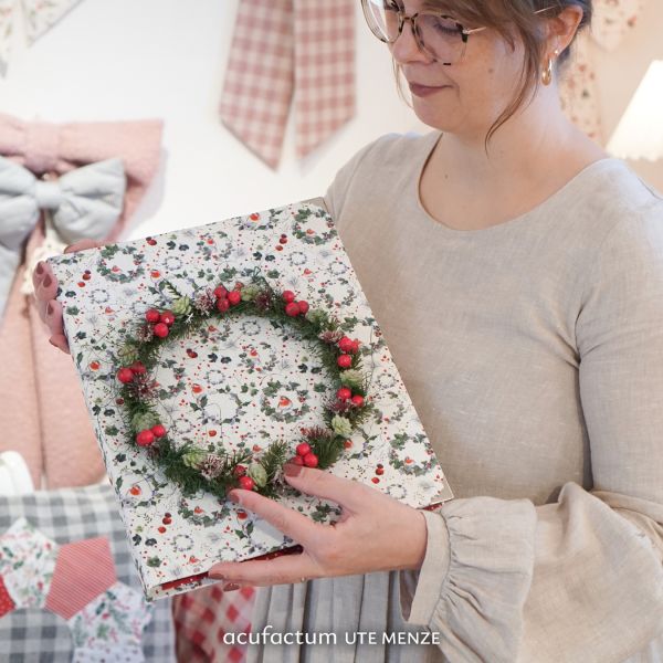 Acufactum Robins and Wreaths
