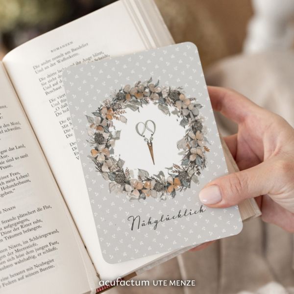 Acufactum Postcard Wreath "Sew Happy"