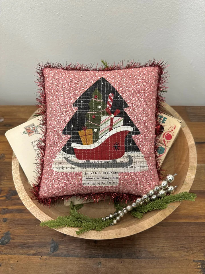 Scrapplique Tree & Sleigh Pillow, Pattern by Buttermilk Basin