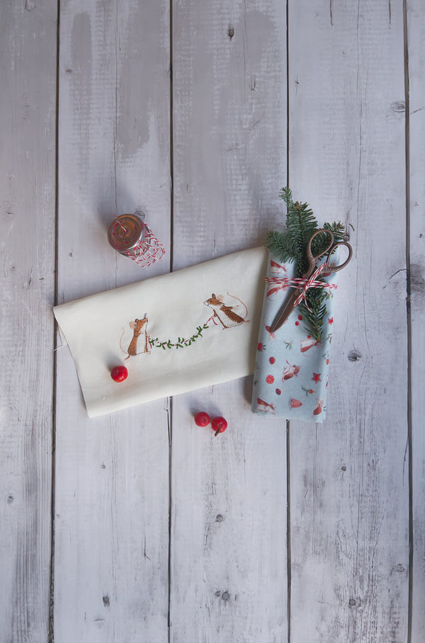 Acufactum MACHINE EMBROIDERY FILE - Mice with Garland - Willow Cottage ...