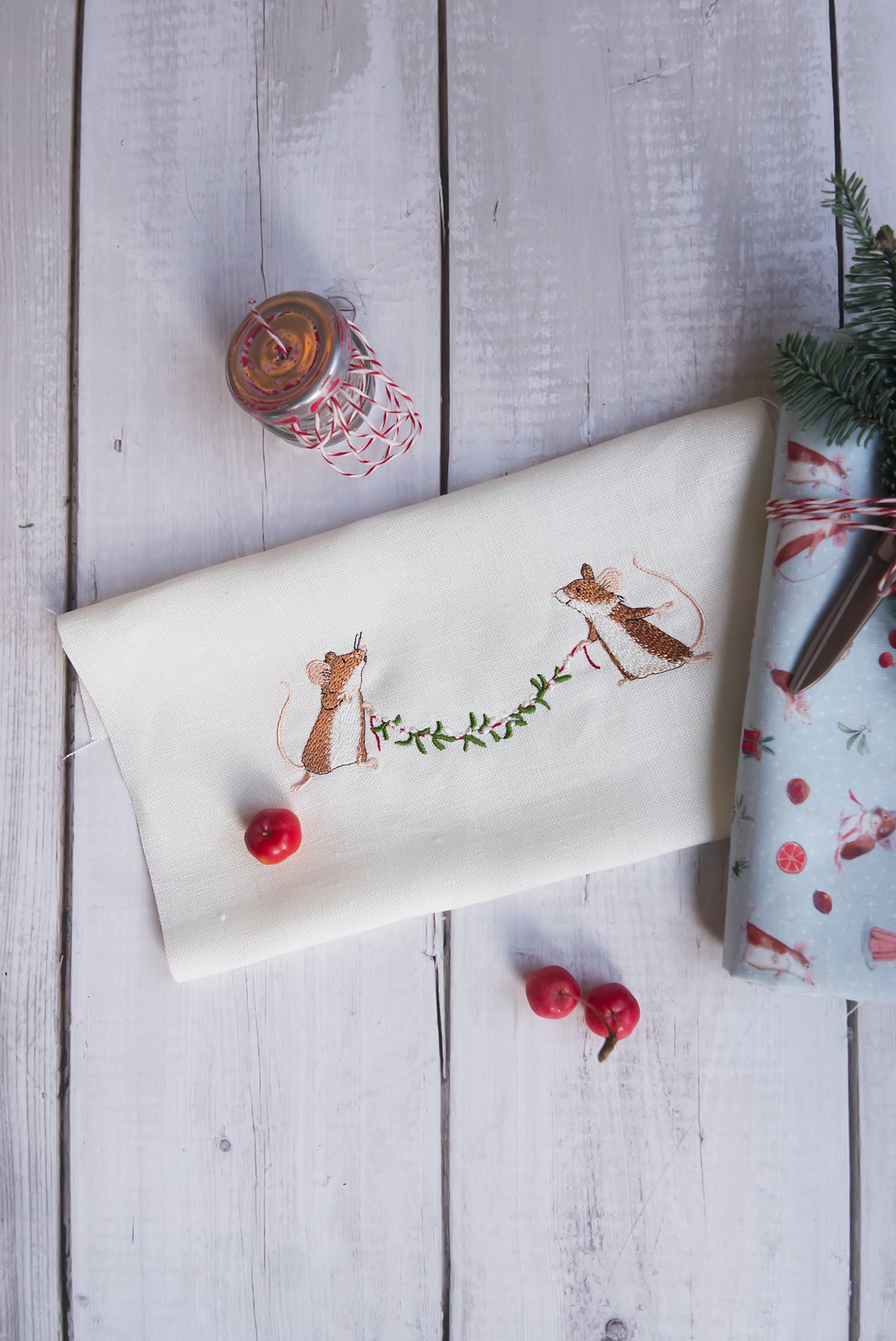 Acufactum MACHINE EMBROIDERY FILE - Mice with Garland