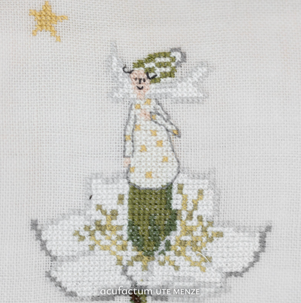 Acufactum A Handmade Winter KIT {Christmas Rose Cushion}