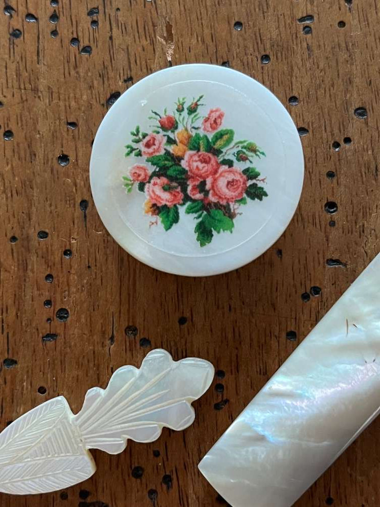 Mother of pearl Needleminder - Le Bal d'Iseult, by Reflets De Soie