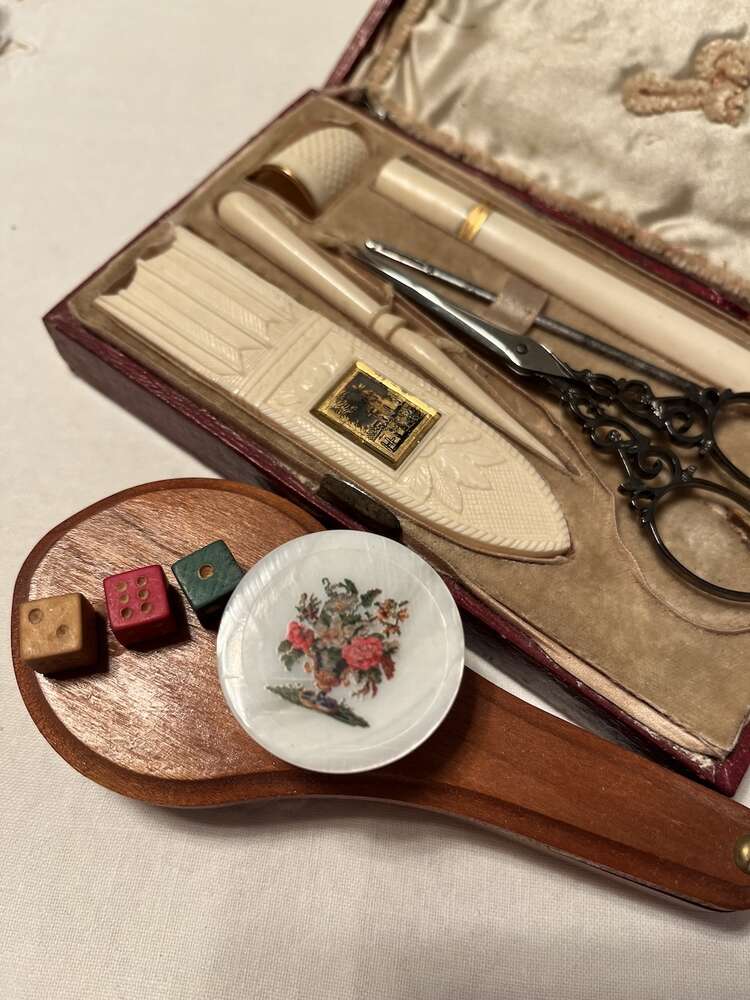 Mother of pearl Needleminder - Germaine Blanche, by Reflets De Soie