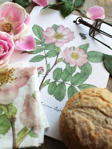 Emma Sjodin Gift Set: Cutting Board and Linen Towel, Wild Rose