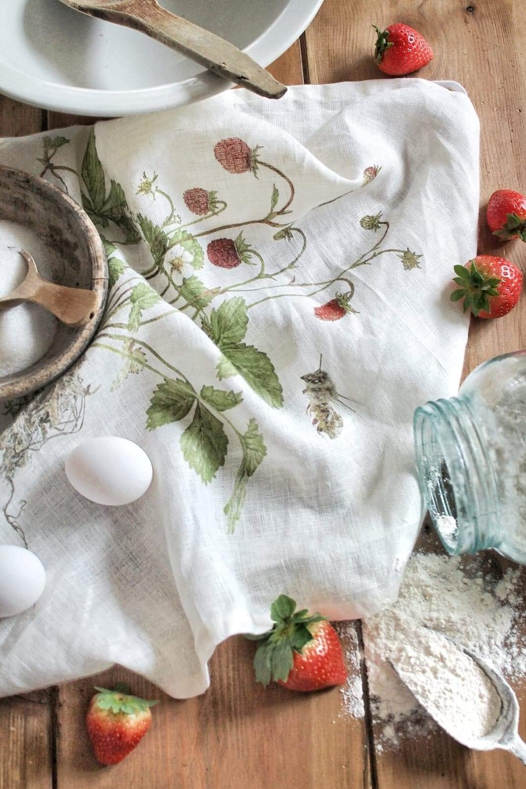 Emma Sjodin Gift Set: Cutting Board and Linen Towel, Strawberry Woodland