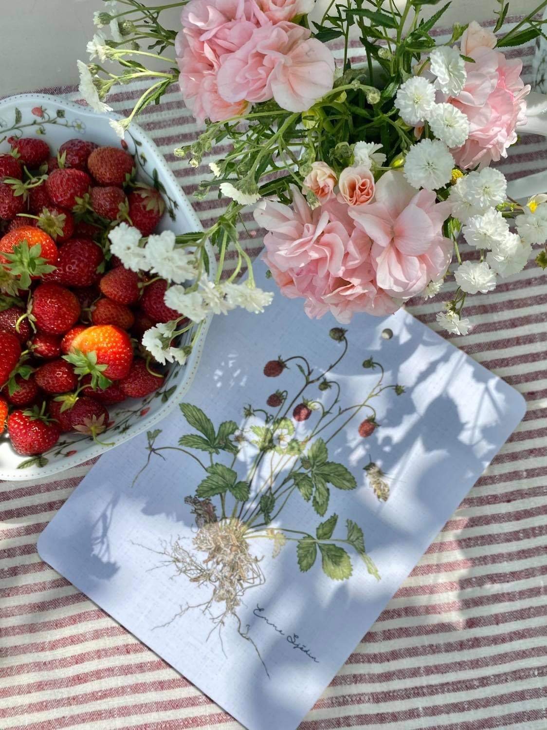 Emma Sjodin Gift Set: Cutting Board and Linen Towel, Strawberry Woodland