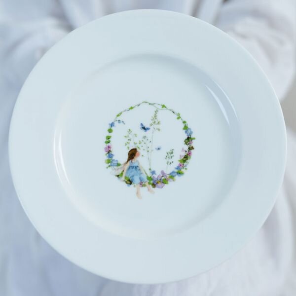 Acufactum Porcelain Plate: Elves, Wreath of Flowers