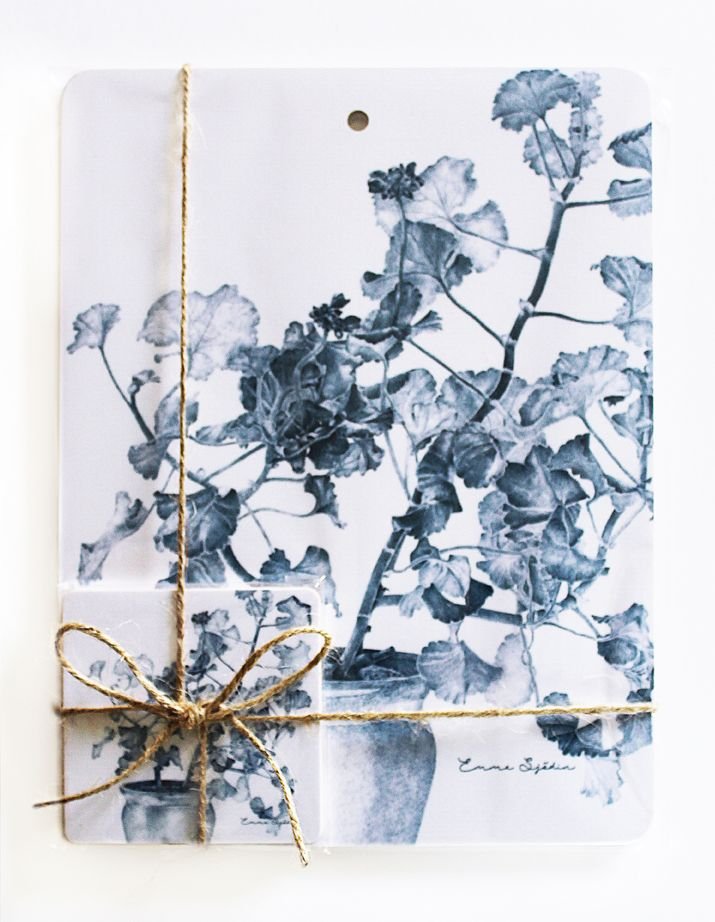Emma Sjodin Gift Set: Cutting Board and 2 Coasters, Blue Geranium
